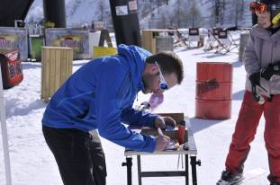 On ne saura jamais si c'est le charme de Pierre de chez dynastar ou les skis qui on fait le succès du stand ! (plus de soixante test)